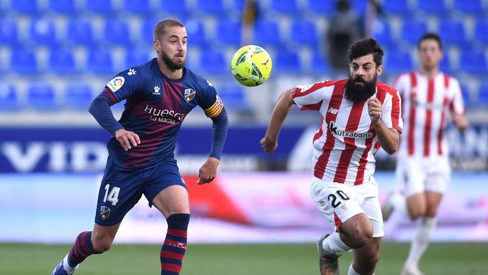 HUESCA, SPAIN - MAY 12: Jorge Pulido of SD Huesca battles for possession with Asier Villalibre of Athletic Club during the La Liga Santander match between SD Huesca and Athletic Club at Estadio El Alcoraz on May 12, 2021 in Huesca, Spain. Sporting stadiums around Spain remain under strict restrictions due to the Coronavirus Pandemic as Government social distancing laws prohibit fans inside venues resulting in games being played behind closed doors. (Photo by Alex Caparros/Getty Images) HUESCA, SPAIN - MAY 12: Jorge Pulido of SD Huesca battles for possession with Asier Villalibre of Athletic Club during the La Liga Santander match between SD Huesca and Athletic Club at Estadio El Alcoraz on May 12, 2021 in Huesca, Spain. Sporting stadiums around Spain remain under strict restrictions due to the Coronavirus Pandemic as Government social distancing laws prohibit fans inside venues resulting in games being played behind closed doors. (Photo by Alex Caparros/Getty Images)