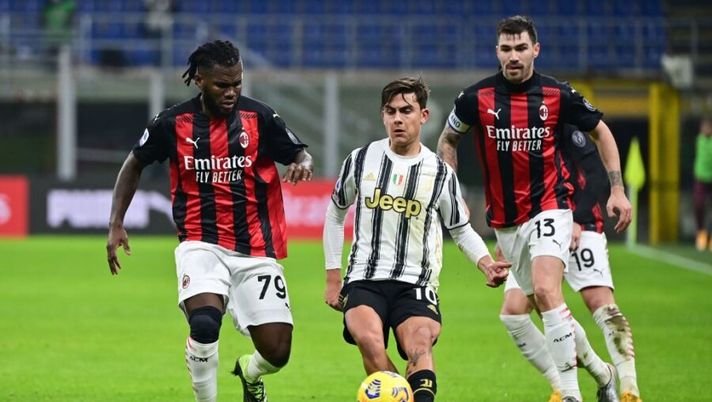 Juventus' Argentine forward Paulo Dybala (C) challenges AC Milan's Ivorian midfielder Franck Kessie (L) and AC Milan's Italian defender Alessio Romagnoli during the Italian Serie A football match AC Milan vs Juventus on January 6, 2021 at the San Siro stadium in Milan. (Photo by MIGUEL MEDINA / AFP) (Photo by MIGUEL MEDINA/AFP via Getty Images) LIVE – Tutti gli assist di giornata: le decisioni per Kulusevski e Dybala - immagine 1