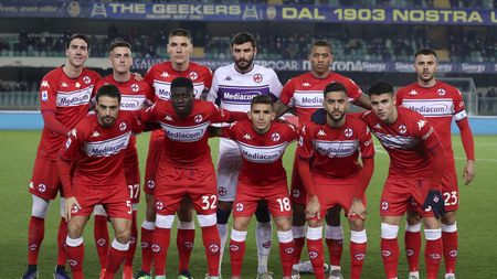 VERONA, ITALY - DECEMBER 22: The ACF Fiorentina starting eleven line up for a team photo prior to kick off in the Serie A match between Hellas Verona and ACF Fiorentina at Stadio Marcantonio Bentegodi on December 22, 2021 in Verona, Italy. (Photo by Giuseppe Cottini/Getty Images) VERONA, ITALY - DECEMBER 22: The ACF Fiorentina starting eleven line up for a team photo prior to kick off in the Serie A match between Hellas Verona and ACF Fiorentina at Stadio Marcantonio Bentegodi on December 22, 2021 in Verona, Italy. (Photo by Giuseppe Cottini/Getty Images)