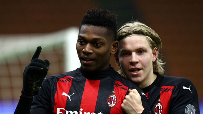 MILAN, ITALY - JANUARY 09: Rafael Leao of Milan celebrates with teammate Jens Petter Hauge after scoring their sides first goal during the Serie A match between AC Milan and Torino FC at Stadio Giuseppe Meazza on January 09, 2021 in Milan, Italy. Sporting stadiums around Italy remain under strict restrictions due to the Coronavirus Pandemic as Government social distancing laws prohibit fans inside venues resulting in games being played behind closed doors. (Photo by Marco Luzzani/Getty Images) I voti ufficiali al fantacalcio: Brahim come Leao, Kjaer c’è! Bocciati Belotti e Hauge - immagine 1