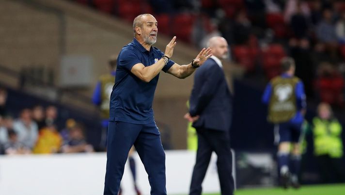 GLASGOW, SCOTLAND - SEPTEMBER 04: Roberto Bordin, Head Coach of Moldova gives his players instructions during the 2022 FIFA World Cup Qualifier match between Scotland and Moldova at Hampden Park on September 04, 2021 in Glasgow, Scotland. (Photo by Ian MacNicol/Getty Images) Roberto Bordin: “Insigne sbaglierebbe… – Con Boga, Atalanta da scudetto” - immagine 1