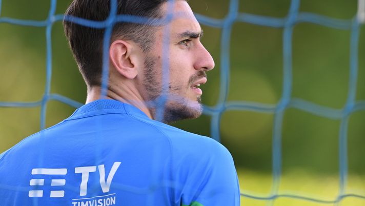 FLORENCE, ITALY - JUNE 02: Alex Meret of Italy looks on during a Italy training session at Centro Tecnico Federale di Coverciano on June 02, 2022 in Florence, Italy. (Photo by Claudio Villa/Getty Images) Salta Dragowski allo Spezia. Liguri ad un passo dal prestito di Meret! - immagine 1