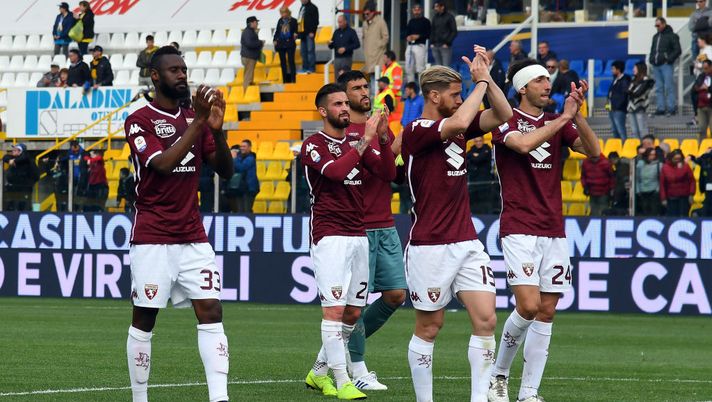 Parma-Torino, i granata applaudono i tifosi del Toro presenti al Tardini 
