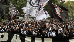 Tifosi Corinthians, eliminazioni e derby perso: protesta con croci e bare contro la dirigenza