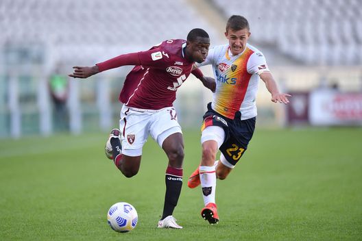  TURIN, ITALY - OCTOBER 28: Wilfried Singo (L) of Torino FC is challenged by John Gunnar Bjorkengren of US Lecce during the Coppa Italia match between Torino FC and US Lecce at Stadio Olimpico Grande Torino on October 28, 2020 in Turin, Italy. (Photo by Valerio Pennicino/Getty Images) 