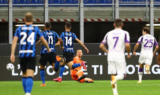  MILAN, ITALY - SEPTEMBER 26: Federico Chiesa (R) of ACF Fiorentina scores his goal during the Serie A match between FC Internazionale and ACF Fiorentina at Stadio Giuseppe Meazza on September 26, 2020 in Milan, Italy. (Photo by Marco Luzzani/Getty Images) 