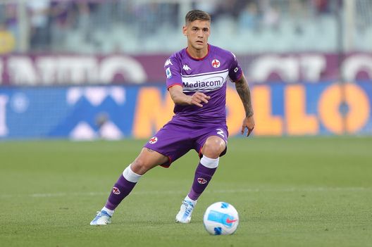 FLORENCE, ITALY - APRIL 27: Lucas Martinez Quarta of ACF Fiorentina in action during the Serie A match between ACF Fiorentina and Udinese Calcio at Stadio Artemio Franchi on April 27, 2022 in Florence, Italy. (Photo by Gabriele Maltinti/Getty Images) L’infettivologo: “Ringrazio la Fiorentina per il contributo contro il Chagas”- immagine 2
