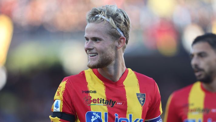 LECCE, ITALY - OCTOBER 02: Morten Hjulmand during the Serie A match between US Lecce and US Cremonese at Stadio Via del Mare on October 02, 2022 in Lecce, Italy. (Photo by Maurizio Lagana/Getty Images) Hjulmand da urlo, Gazzetta gli dà 8 in pagella: “Nessuno aveva recuperato 21 palloni” - immagine 1