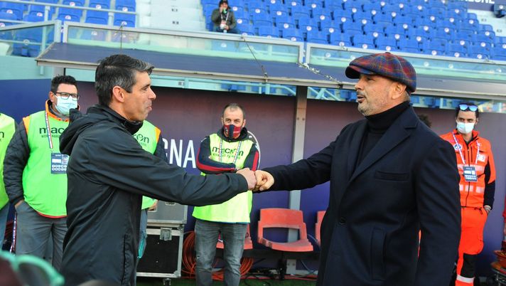BOLOGNA, ITALY - DECEMBER 13: Nuno Campos, assistant coach of AS Roma (L), bumps fists with Sinisa Mihjlovic, head coach of Bologna FC, prior to the Serie A match between Bologna FC and AS Roma at Stadio Renato Dall'Ara on December 13, 2020 in Bologna, Italy. (Photo by Mario Carlini / Iguana Press/Getty Images) Milan, Nuno Campos: “Così ho battuto il Porto. A Pioli non do consigli” - immagine 1