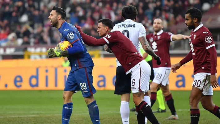 TURIN, ITALY - JANUARY 12:  Salvatore Sirigu (L) of Torino FC reacts during the Serie A match between Torino FC and Bologna FC at Stadio Olimpico di Torino on January 12, 2020 in Turin, Italy.  (Photo by Valerio Pennicino/Getty Images)