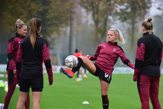 MILAN, ITALY - NOVEMBER 15: (C) Julia Simic of AC Milan Women in action during warm-up prior to the Women Serie A match between AC Milan v AS Roma at Sport Center Vismara on November 15, 2020 in Milan, Italy. (Photo by Pier Marco Tacca/Getty Images) MILAN, ITALY - NOVEMBER 15: (C) Julia Simic of AC Milan Women in action during warm-up prior to the Women Serie A match between AC Milan v AS Roma at Sport Center Vismara on November 15, 2020 in Milan, Italy. (Photo by Pier Marco Tacca/Getty Images)