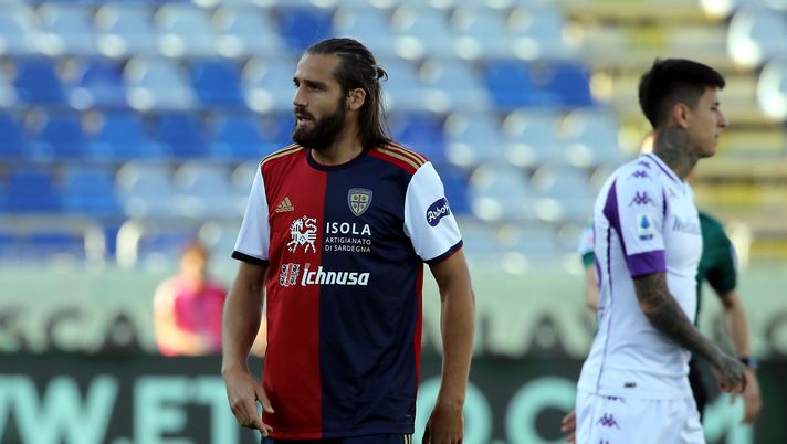 CAGLIARI, ITALY - MAY 12: Leonardo Pavoletti of Cagliari looks on during the Serie A match between Cagliari Calcio  and ACF Fiorentina at Sardegna Arena on May 12, 2021 in Cagliari, Italy. (Photo by Enrico Locci/Getty Images) 