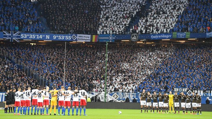 HAMBURG, GERMANY - FEBRUARY 22: The teams stand for a minutes silence in remembrance for the victims of the Hanau Shootings prior to the Second Bundesliga match between Hamburger SV and FC St. Pauli at Volksparkstadion on February 22, 2020 in Hamburg, Germany. (Photo by Stuart Franklin/Bongarts/Getty Images) 
