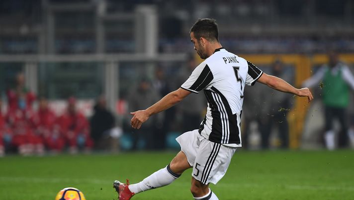 TURIN, ITALY - DECEMBER 11:  Miralem Pjanic of Juventus FC scores a goal during the Serie A match between FC Torino and Juventus FC at Stadio Olimpico di Torino on December 11, 2016 in Turin, Italy.  (Photo by Valerio Pennicino/Getty Images) 