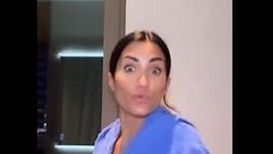 VIDEO / Federica Nargi, il cambio di make-up in accappatoio è sexy