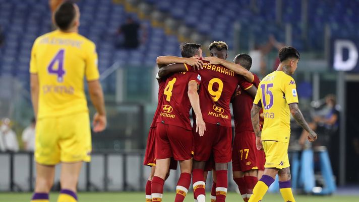 ROME, ITALY - AUGUST 22: Jordan Veretout #17 with his teammates of AS Roma celebrates after scoring the team's second goal during the Serie A match between AS Roma v ACF Fiorentina at Stadio Olimpico on August 22, 2021 in Rome, Italy. (Photo by Paolo Bruno/Getty Images) 