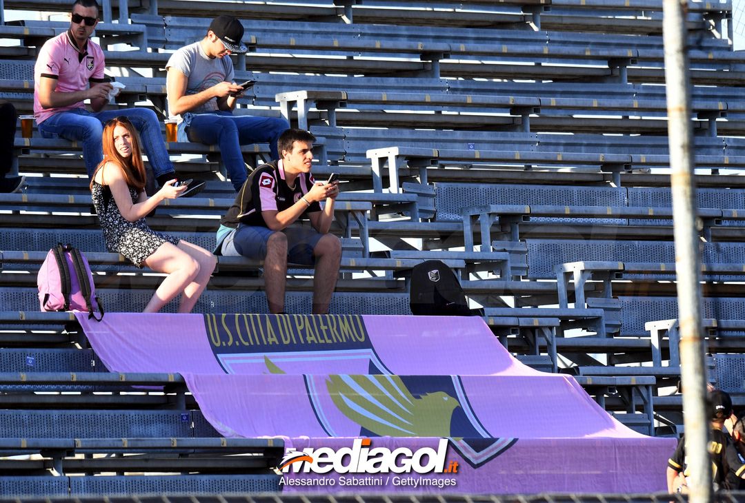  VENICE, ITALY - APRIL 27: Fans of US Citta di Palermo look on before the serie B match between Venezia FC and US Citta di Palermo at Stadio Pier Luigi Penzo on April 27, 2018 in Venice, Italy.  (Photo by Alessandro Sabattini/Getty Images) 