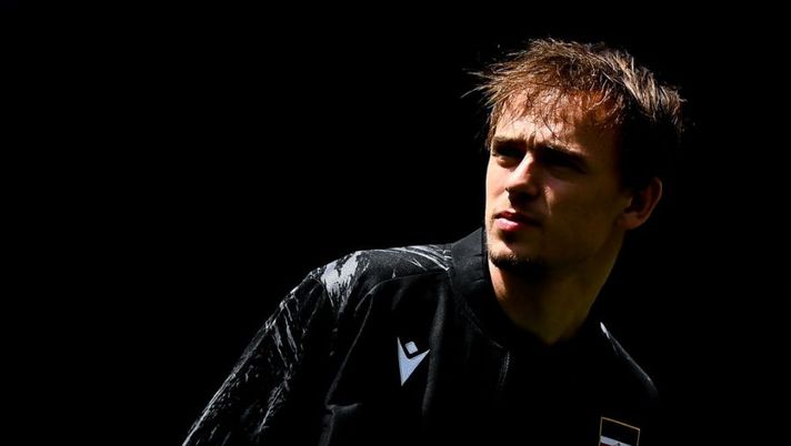 GENOA, ITALY - APRIL 16: Mikkel Damsgaard of Sampdoria looks on during a pitch inspection prior to kick-off in the Serie A match between UC Sampdoria and US Salernitana at Stadio Luigi Ferraris on April 16, 2022 in Genoa, Italy. (Photo by Getty Images) Sampdoria, Damsgaard vola in Inghilterra: è partito per fare le visite con il Brentford - immagine 1