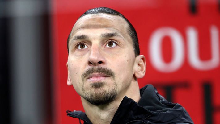MILAN, ITALY - FEBRUARY 26: Zlatan Ibrahimovic of AC Milan looks on from the substitutes bench prior to the Serie A match between AC MIlan and Atalanta BC at Stadio Giuseppe Meazza on February 26, 2023 in Milan, Italy. (Photo by Marco Luzzani/Getty Images) Dalla Svezia: Hien torna in gruppo, Ibrahimovic fa un allenamento differenziato - immagine 1