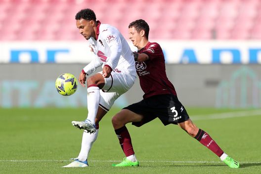 SALERNO, ITALY - JANUARY 08: Valentino Lazaro of Torino FC battles for possession with Domagoj Bradaric of Salernitana during the Serie A match between Salernitana and Torino FC at Stadio Arechi on January 08, 2023 in Salerno, Italy. (Photo by Francesco Pecoraro/Getty Images) Consigli Fantacalcio, 5 difensori per la 20a giornata: certezze Toloi e Di Lorenzo- immagine 6