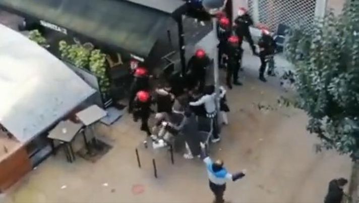 Derby basco, “Cariche inutili contro inermi”: ultras Real Sociedad e Alaves uniti contro la Polizia Derby basco, “Cariche inutili contro inermi”: ultras Real Sociedad e Alaves uniti contro la Polizia - immagine 1