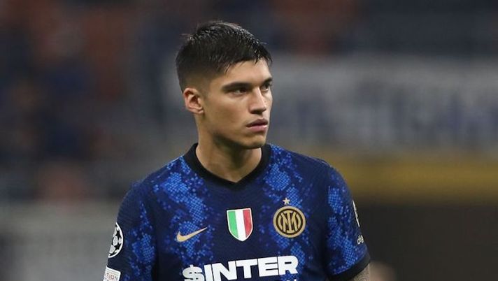 MILAN, ITALY - SEPTEMBER 15: Joaquin Correa of FC Internazionale looks on during the UEFA Champions League group D match between Inter and Real Madrid at Giuseppe Meazza Stadium on September 15, 2021 in Milan, Italy. (Photo by Marco Luzzani/Getty Images) Inter, Correa ieri in gruppo e oggi non convocato: cosa c’è dietro la scelta di Inzaghi - immagine 1