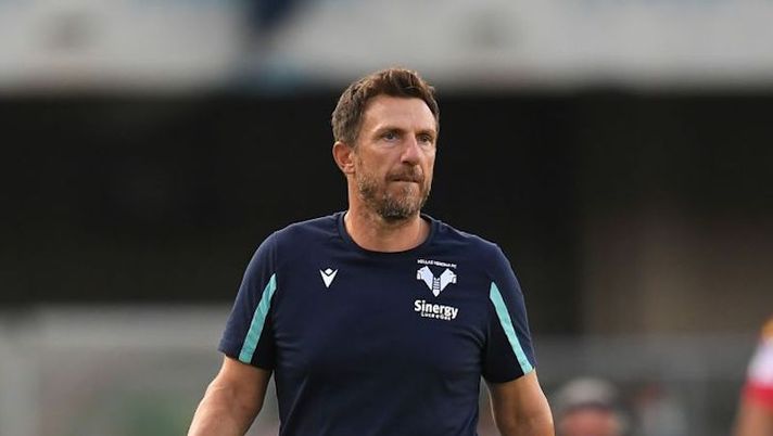 VERONA, ITALY - AUGUST 21: Eusebio Di Francesco head coach of Hellas Verona looks on during the Serie A match between Hellas Verona FC v US Sassuolo at Stadio Marcantonio Bentegodi on August 21, 2021 in Verona, Italy. (Photo by Alessandro Sabattini/Getty Images) Di Francesco: “Così vedo Simeone, la scelta per domani! Faraoni c’è, Zaccagni e in porta…” - immagine 1