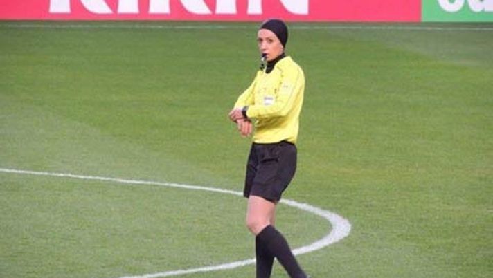 Al derby di Teheran, la prima volta: una donna nella squadra arbitrale di calcio maschile - immagine 1