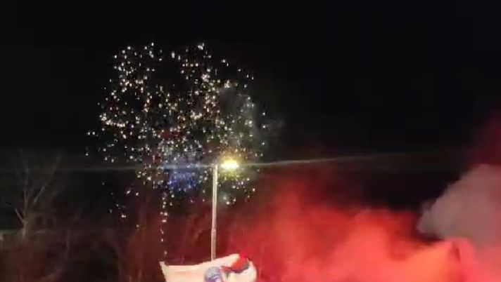 In centinaia ieri sera a Casteldebole: cori e fumogeni per la squadra - immagine 1