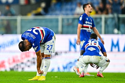 GENOA, ITALY - OCTOBER 17: Fabio Quagliarella of Sampdoria (L) reacts with disappointment after the Serie A match between UC Sampdoria and AS Roma at Stadio Luigi Ferraris on October 17, 2022 in Genoa, Italy. (Photo by Simone Arveda/Getty Images) Sampdoria, probabile formazione: spazio a Montevago, dubbio sul modulo- immagine 2