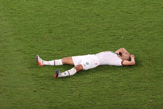 DOHA, QATAR - NOVEMBER 27: Sofyan Amrabat of Morocco celebrates after the 2-0 win during the FIFA World Cup Qatar 2022 Group F match between Belgium and Morocco at Al Thumama Stadium on November 27, 2022 in Doha, Qatar. (Photo by Ryan Pierse/Getty Images) Voluto, comprato e difeso: adesso Amrabat fa gola a molti. Urge un rinnovo- immagine 2