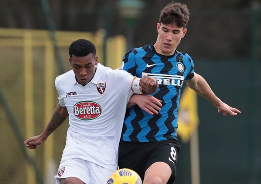  MILAN, ITALY - JANUARY 23: Cesare Casadei of FC Internazionale competes for the ball during the Primavera 1 TIM match between FC Internazionale U19 and Torino FC U19 at Suning Youth Development Centre in memory of Giacinto Facchetti on January 23, 2021 in Milan, Italy. (Photo by Emilio Andreoli - Inter/Inter via Getty Images) 