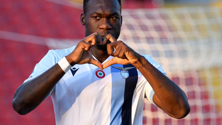 LECCE, ITALY - JULY 07: Felipe Caicedo of SS Lazio celebrates a opening gaol during the Serie A match between US Lecce and SS Lazio at Stadio Via del Mare on July 07, 2020 in Lecce, Italy. (Photo by Marco Rosi - SS Lazio/Getty Images) Lazio, le novità di formazione: cambi in difesa, gli esterni acciaccati e Caicedo… - immagine 1