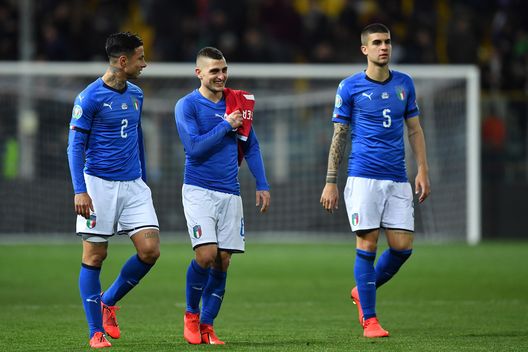  PARMA, ITALY - MARCH 26: Armando Izzo, Marco Verrati and Gianluca Mancini of Italy celebrate the victory at the end of the 2020 UEFA European Championships group J qualifying match between Italy and Liechtenstein at Ennio Tardini on March 26, 2019 in Parma, Italy. (Photo by Valerio Pennicino/Getty Images) 