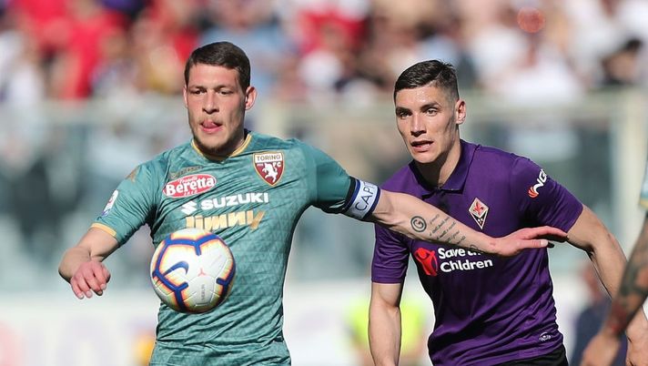 Fiorentina-Torino, Belotti copre la sfera dall'attacco di Milenkovic 