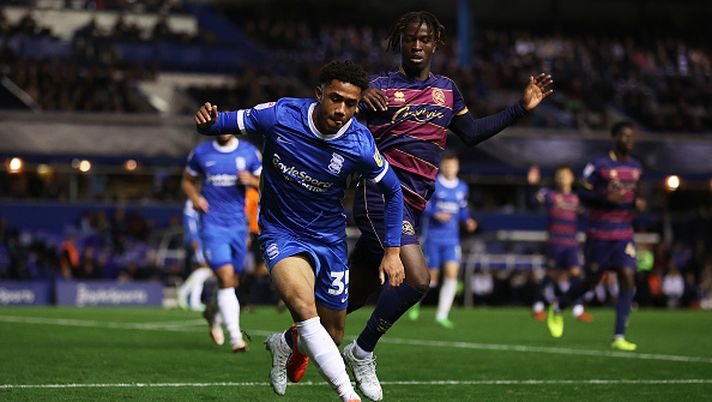 BIRMINGHAM, ENGLAND - OCTOBER 28: George Hall of Birmingham City is challenged by Taylor Richards of Queens Park Rangers during the Sky Bet Championship between Birmingham City and Queens Park Rangers at St Andrews (stadium) on October 28, 2022 in Birmingham, England. (Photo by Ryan Pierse/Getty Images) DERBY DI MERCATO A LIVERPOOL