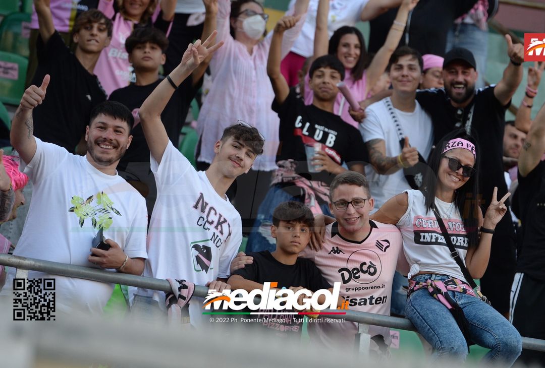 Fototifo, facce da Serie B. I tifosi allo stadio per Palermo-Padova 1-0 - immagine 57