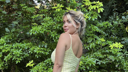 Wanda Nara, choc: Lato B spinto oltre le siepi e gli uccelli cantano (video)