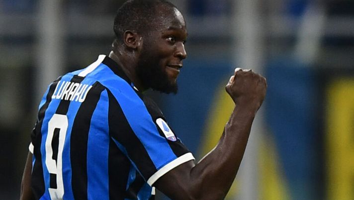 Inter Milan's Belgian forward Romelu Lukaku after scoring an equalizer during the Italian Serie A football match Inter Milan vs Parma on October 26, 2019 at the San Siro stadium in Milan. (Photo by Miguel MEDINA / AFP) (Photo by MIGUEL MEDINA/AFP via Getty Images) “Lukaku non fa giocate da Youtube, ha una maschera”: la Gazza lo difende - immagine 1