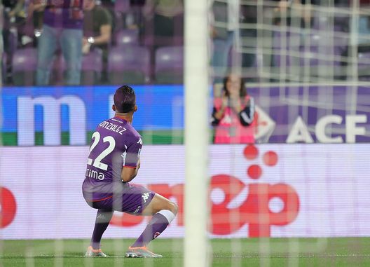 FLORENCE, ITALY - MAY 09: Nicolas Gonzalez of ACF Fiorentina celebrates after scoring a goal during the Serie A match between ACF Fiorentina and AS Roma at Stadio Artemio Franchi on May 9, 2022 in Florence, Italy. (Photo by Gabriele Maltinti/Getty Images) Bucciantini: “Piatek o Cabral? Nessuno dei due. Ikoné, non sono sorpreso”- immagine 2