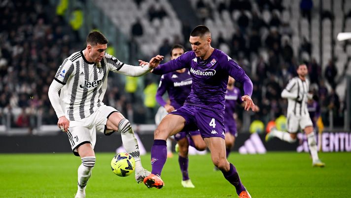 TURIN, ITALY - FEBRUARY 12: Dusan Vlahovic of Juventus battles for the ball with Nikola Milenkovic of ACF Fiorentina during the Serie A match between Juventus and ACF Fiorentina at Allianz Stadium on February 12, 2023 in Turin, Italy. (Photo by Daniele Badolato - Juventus FC/Juventus FC via Getty Images) Che screzi fra Vlahovic e gli ex compagni! “Non fare il fenomeno”, “Stai muto” - immagine 1