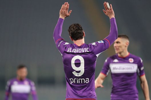 FLORENCE, ITALY - JANUARY 17: Dusan Vlahovic of ACF Fiorentina celebrates after scoring a goal during the Serie A match between ACF Fiorentina and Genoa CFC at Stadio Artemio Franchi on January 17, 2022 in Florence, Italy. (Photo by Gabriele Maltinti/Getty Images) Graziani: “Vlahovic ha costretto la Fiorentina a cederlo. L’odore dei soldi…”- immagine 2