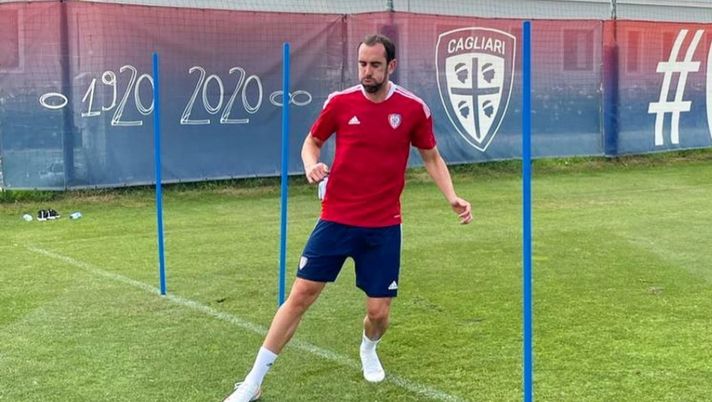 “Di nuovo in campo!”: Godin a Cagliari da solo, mentre la squadra è in Barbagia… 