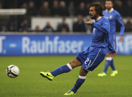 Pirlo in azione con la maglia azzurra Pirlo in azione con la maglia azzurra