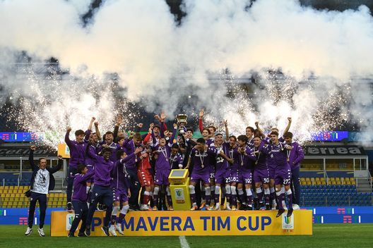 PARMA, ITALY - APRIL 28: ACF Fiorentina team celebrates the victory with the trophy during the Primavera TIM Cup Final match between ACF Fiorentina and SS Lazio at Ennio Tardini Stadium on April 28, 2021 in Parma, Italy. (Photo by Alessandro Sabattini/Getty Images) PARMA, ITALY - APRIL 28: ACF Fiorentina team celebrates the victory with the trophy during the Primavera TIM Cup Final match between ACF Fiorentina and SS Lazio at Ennio Tardini Stadium on April 28, 2021 in Parma, Italy. (Photo by Alessandro Sabattini/Getty Images)