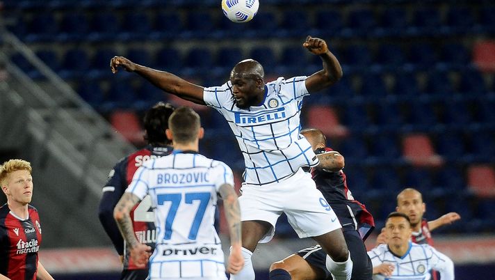 BOLOGNA, ITALY - APRIL 03: Romelu Lukaku of FC Interazionale heads the ball during the Serie A match between Bologna FC and FC Internazionale at Stadio Renato Dall'Ara on April 03, 2021 in Bologna, Italy. (Photo by Mario Carlini / Iguana Press/Getty Images) 
