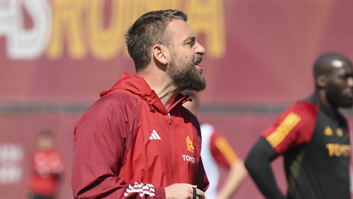 ROME, ITALY - APRIL 04: AS Roma coach Daniele De Rossi during training session at Centro Sportivo Fulvio Bernardini on April 04, 2024 in Rome, Italy. (Photo by Luciano Rossi/AS Roma via Getty Images) Roma, domani la ripresa degli allenamenti: giovedì c’è il Milan - immagine 1