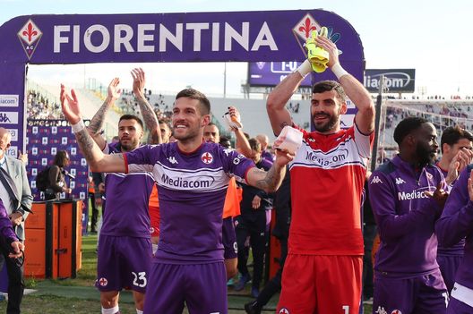 FLORENCE, ITALY - APRIL 16: All players of ACF Fiorentina greets the fans after during the Serie A match between ACF Fiorentina and Venezia FC at Stadio Artemio Franchi on April 17, 2022 in Florence, Italy. (Photo by Gabriele Maltinti/Getty Images) FLORENCE, ITALY - APRIL 16: All players of ACF Fiorentina greets the fans after during the Serie A match between ACF Fiorentina and Venezia FC at Stadio Artemio Franchi on April 17, 2022 in Florence, Italy. (Photo by Gabriele Maltinti/Getty Images)