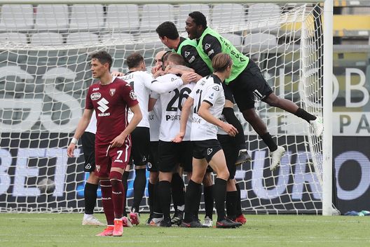  LA SPEZIA, ITALY - MAY 15: Mbala Nzola of Spezia Calcio celebrates after scoring a goal during the Serie A match between Spezia Calcio and Torino FC at Stadio Alberto Picco on May 15, 2021 in La Spezia, Italy. (Photo by Gabriele Maltinti/Getty Images) 