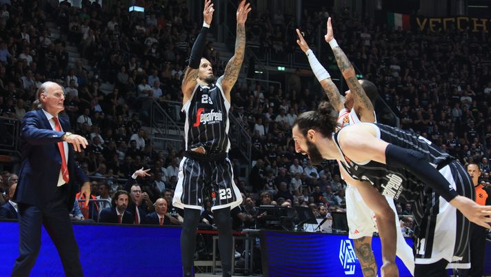 BOLOGNA, ITALY - OCTOBER 20: Daniel Hackett, #23 of Virtus Segafredo Bologna in action during the Turkish Airlines EuroLeague Regular Season Round 4 match between Virtus Segafredo Bologna and Crvena Zvezda Meridianbet Belgrade at Virtus Segafredo Arena on October 20, 2023 in Bologna, Italy. (Photo by Michele Nucci/Euroleague Basketball via Getty Images) Serie A- I numeri delle 3 regine del campionato: Bologna, Brescia e Venezia - immagine 1